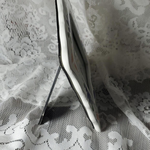 Ceramic Picture Frame with Scalloped Edge - Picture 3 of 7